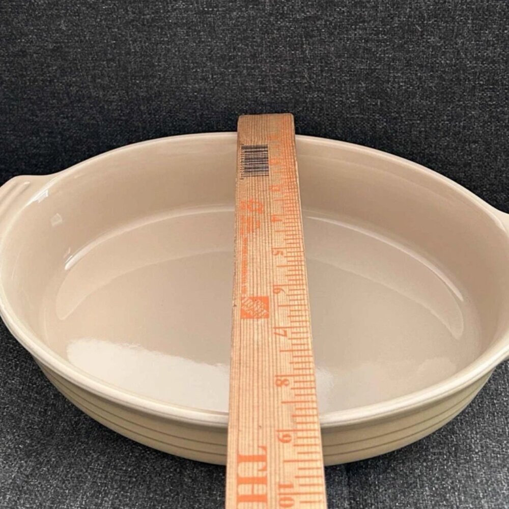 Le Creuset Stoneware Pink Oval Baking Dish 13" x 9" - Picture 4 of 8